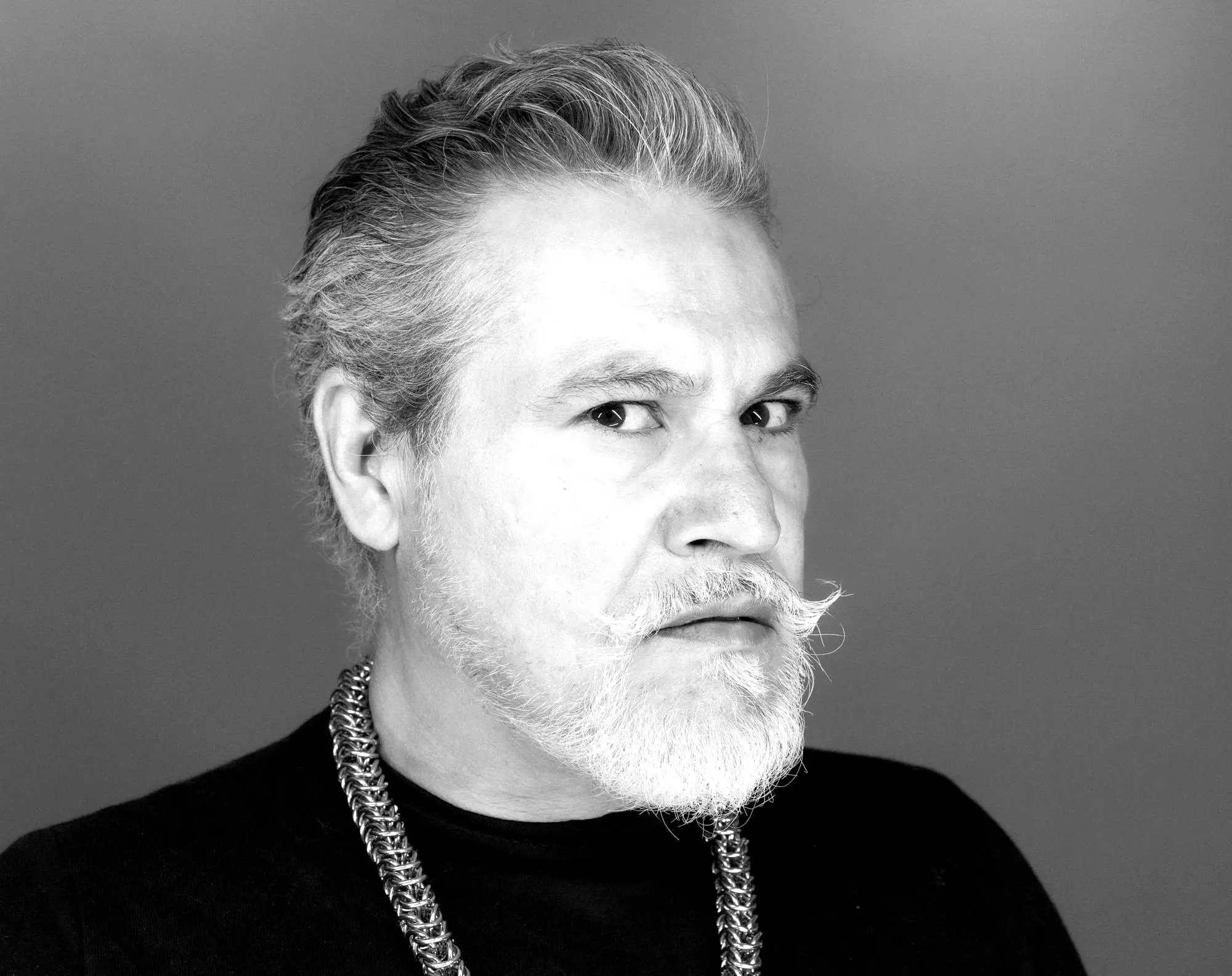 Retrato de un barbero con bigote y barba arreglados