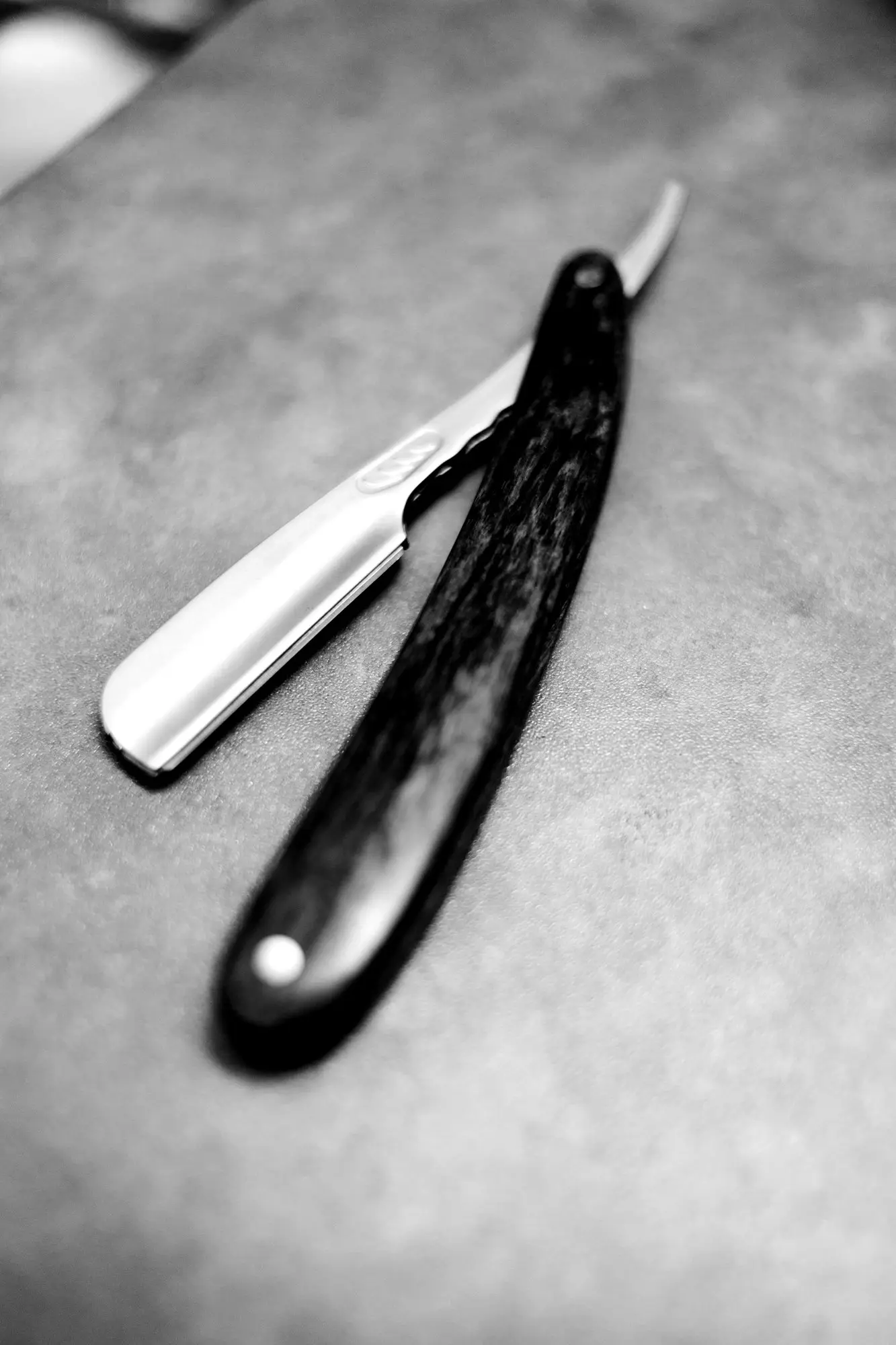 Navaja de barbero sobre una mesa