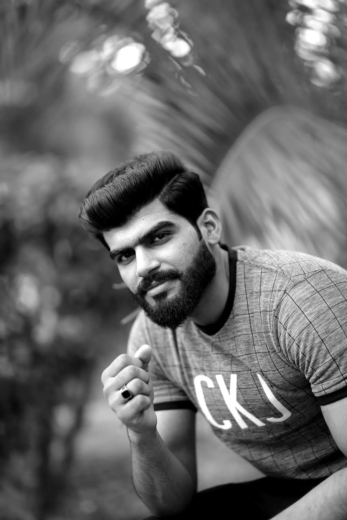 Pompadour con barba perfilada
